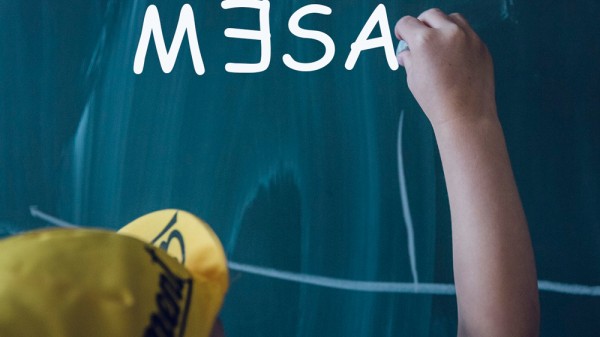 Mi hijo escribe al revés, ¿es dislexia?