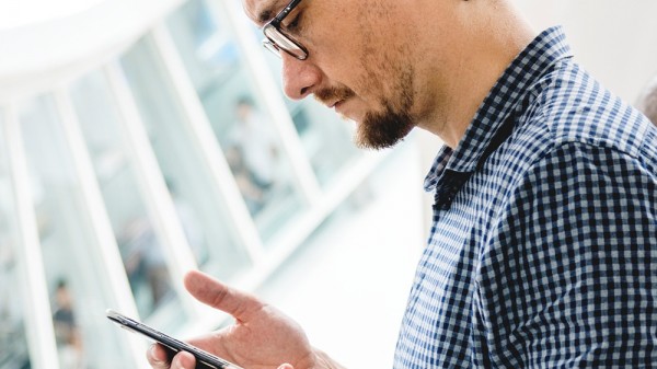 Qué es el síndrome del cuello roto y cuál es su relación con los smartphones