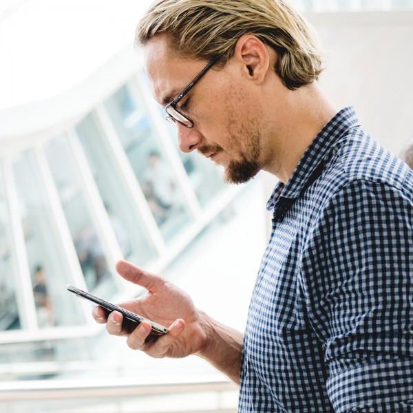 Qué es el síndrome del cuello roto y cuál es su relación con los smartphones