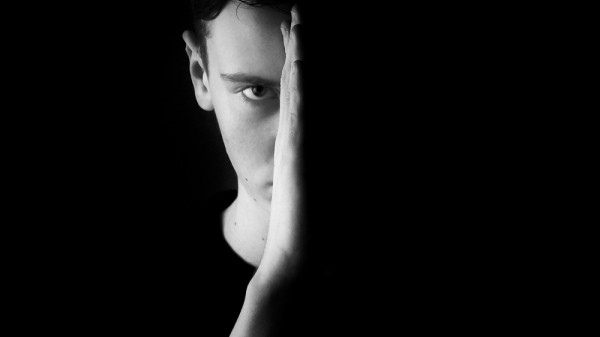 Por qué los hijos adolescentes se muestran enfadados y distantes