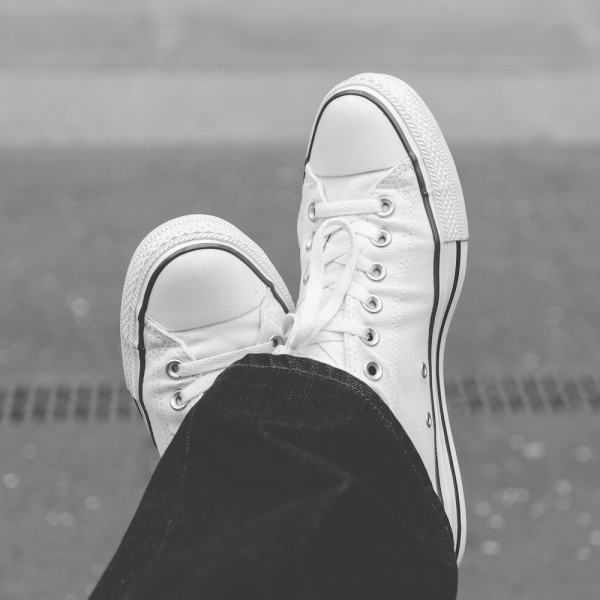 Cómo limpiar unas zapatillas blancas para que luzcan como nuevas