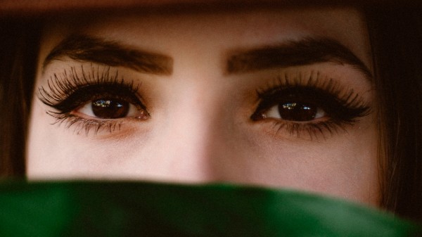 Qué errores debes evitar al maquillarte las cejas