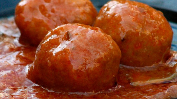 Cómo hacer albóndigas en salsa de tomate. Recetas caseras fáciles