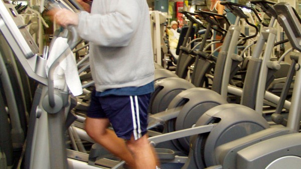 Cuáles son los beneficios de hacer elíptica en el gimnasio
