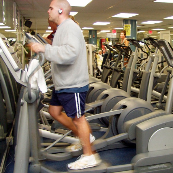 Cuáles son los beneficios de hacer elíptica en el gimnasio
