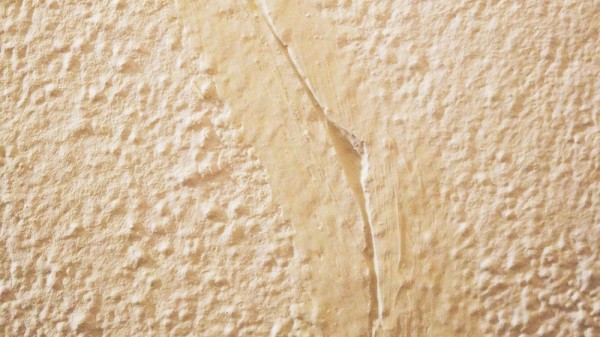 Cómo arreglar un desconchón en una pared. Bricolaje para principiantes