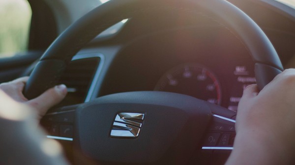 Cuál es la posición correcta para conducir y evitar lesiones al volante