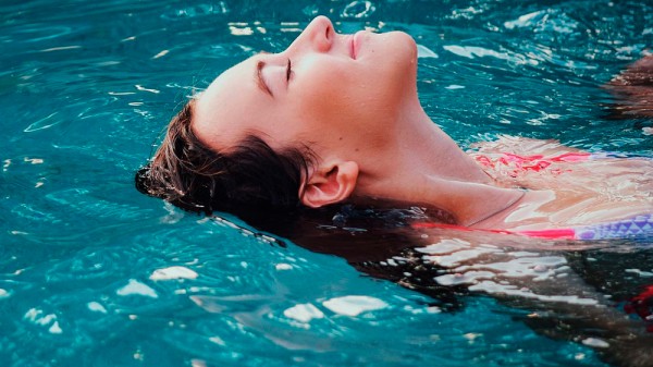 Cómo prevenir el daño del cloro en el cabello