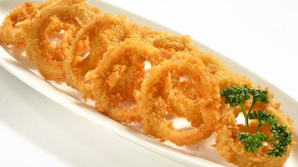 Cómo hacer unos crujientes aros de cebolla en el horno