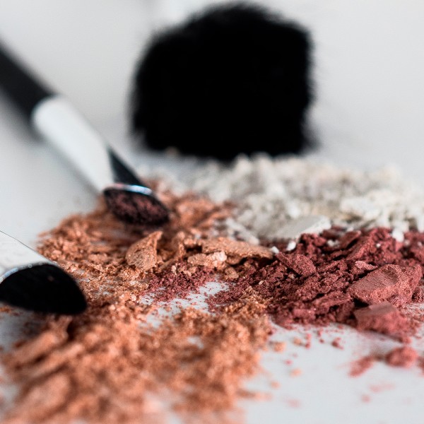 Cómo arreglar un colorete o sombra de ojos rotos de forma muy sencilla