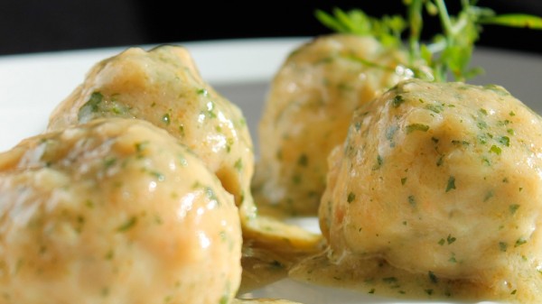 Cómo hacer albóndigas de pescado caseras en salsa. Receta sencilla