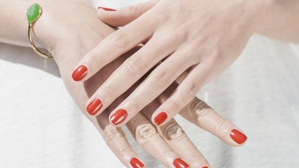 Cómo reparar una uña rota con tres técnicas de manicura rápidas y sencillas