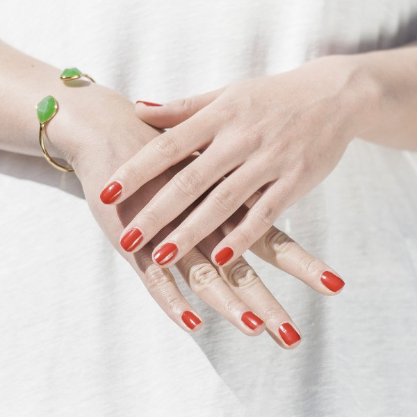 Cómo reparar una uña rota con tres técnicas de manicura rápidas y sencillas