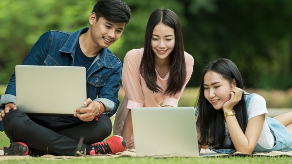 Por qué tener amigos inteligentes hace a los adolescentes más inteligentes