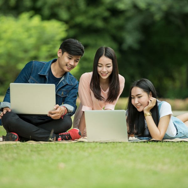 Por qué tener amigos inteligentes hace a los adolescentes más inteligentes