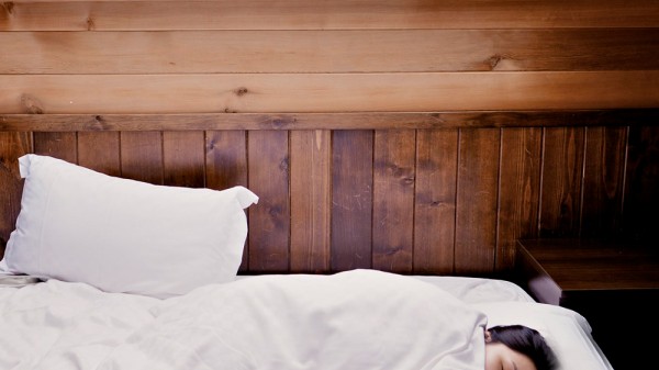 ¿Es malo para el cabello dormir con el pelo recogido?