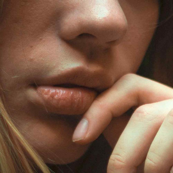 Cómo curar los labios cortados o agrietados