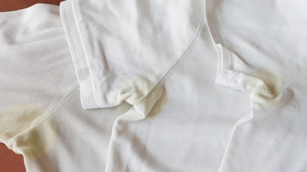 Cómo quitar manchas de desodorante de la ropa