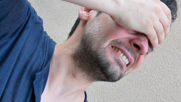 Por qué me duele la cabeza al agacharme o al levantarme