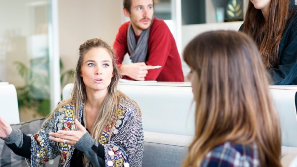 Cómo sobresalir en el trabajo y conseguir el éxito laboral