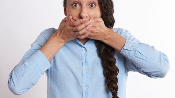 Cómo eliminar el mal aliento con remedios naturales