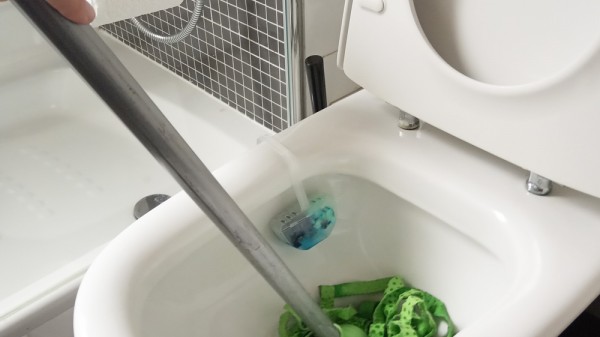 Cómo desatascar el váter en unos segundos