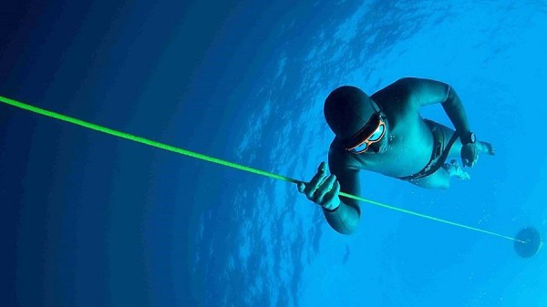 Qué es la apnea deportiva.  Llevar el cuerpo al límite buceando a pulmón