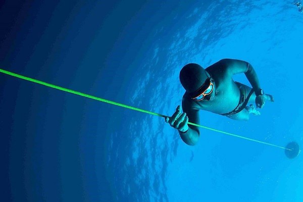 Qué es la apnea deportiva.  Llevar el cuerpo al límite buceando a pulmón