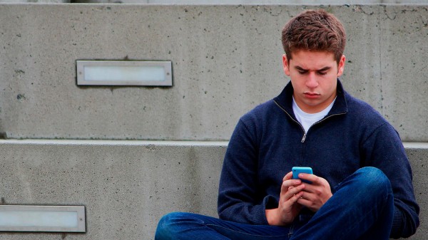 Adicción al móvil en la adolescencia: ¿cuáles son sus síntomas y cómo superarlo?