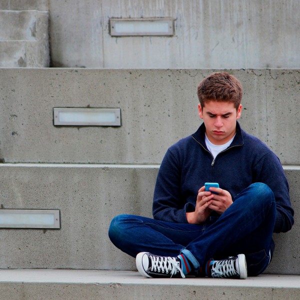 Adicción al móvil en la adolescencia: ¿cuáles son sus síntomas y cómo superarlo?