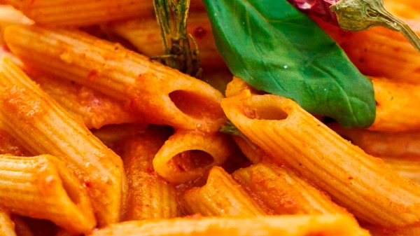 Cómo cocinar pasta sin hervirla de tres formas distintas: horno, cazuela y microondas