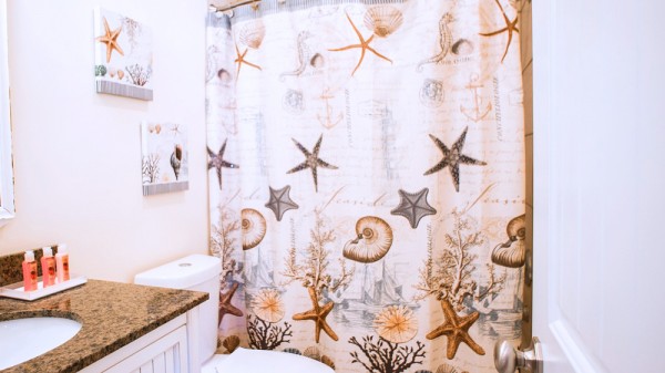 Cómo limpiar las cortinas del baño para acabar con el moho