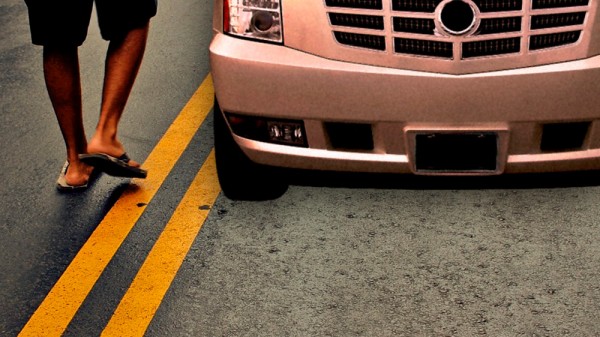 Conducir descalzo o con chanclas, ¿te pueden multar?