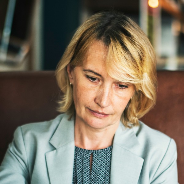 Caída del pelo en mujeres: ¿por qué con los años tengo menos cabello?