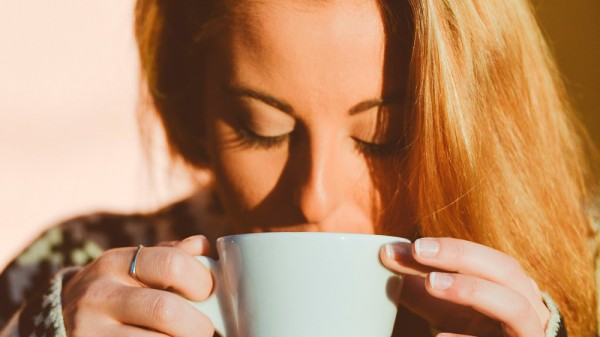 ¿Tiene cafeína el café descafeinado?