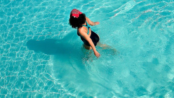 Por qué es bueno caminar dentro del agua de la piscina o en el mar