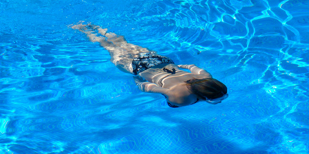 proteger el pelo teñido del cloro