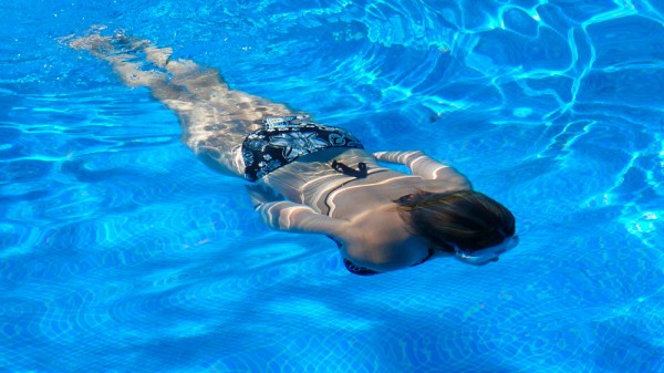 ¿Puede dañar el cloro de la piscina al pelo teñido?