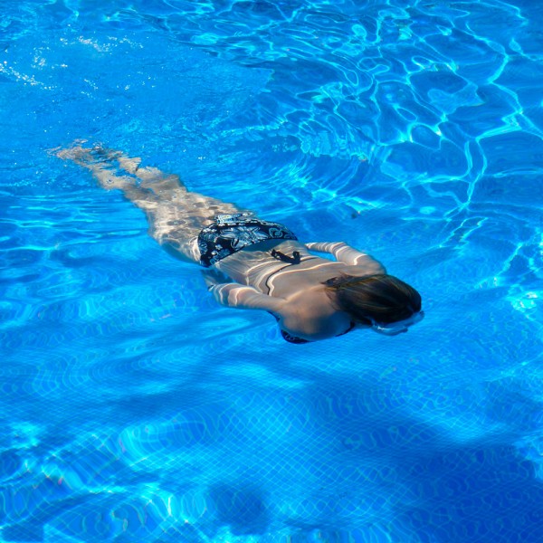 ¿Puede dañar el cloro de la piscina al pelo teñido?