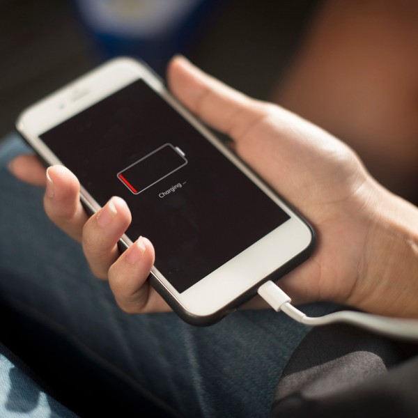 En qué lugares no deberías cargar el móvil, la tablet o el portátil