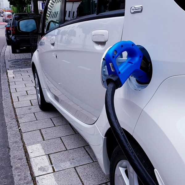 Dónde puedo cargar mi coche eléctrico si no tengo garaje