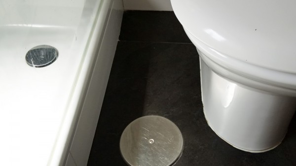 Cómo limpiar el bote sifónico para evitar malos olores en el baño