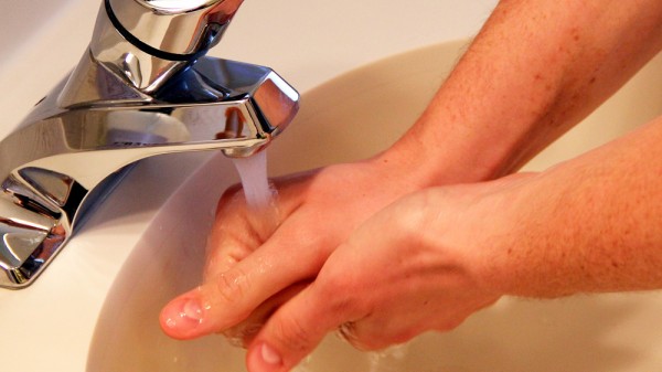 Me lavo las manos constantemente, ¿tengo TOC?