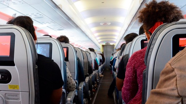 Dolor de oídos en el avión: por qué ocurre y qué hacer
