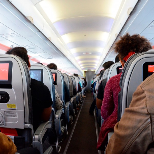 Dolor de oídos en el avión: por qué ocurre y qué hacer