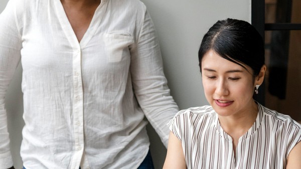 Cómo lidiar con un compañero de trabajo muy hablador