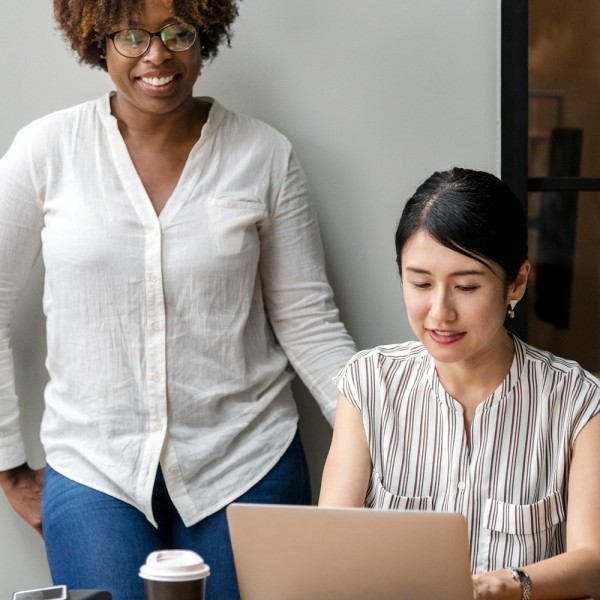 Cómo lidiar con un compañero de trabajo muy hablador