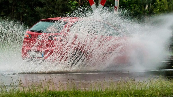 Aquaplaning con el coche: qué es y cómo tomar el control del vehículo