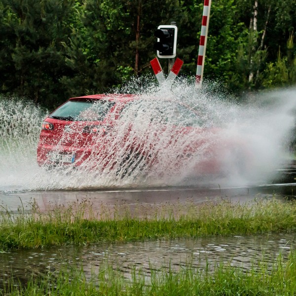Aquaplaning con el coche: qué es y cómo tomar el control del vehículo