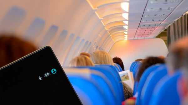 Qué pasa si no activas el modo avión del móvil en el vuelo